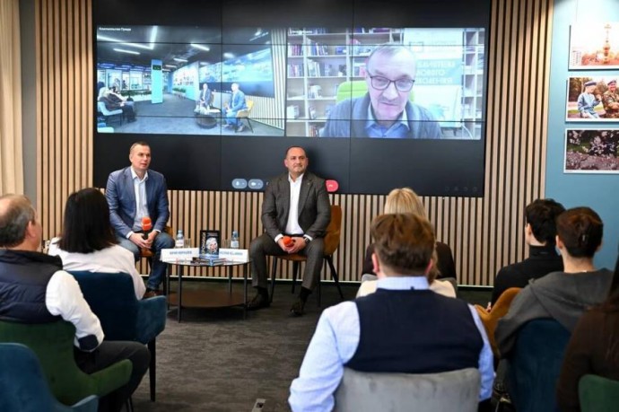 "Комсомолка" презентовала книгу о первых часах Гагарина на Земле